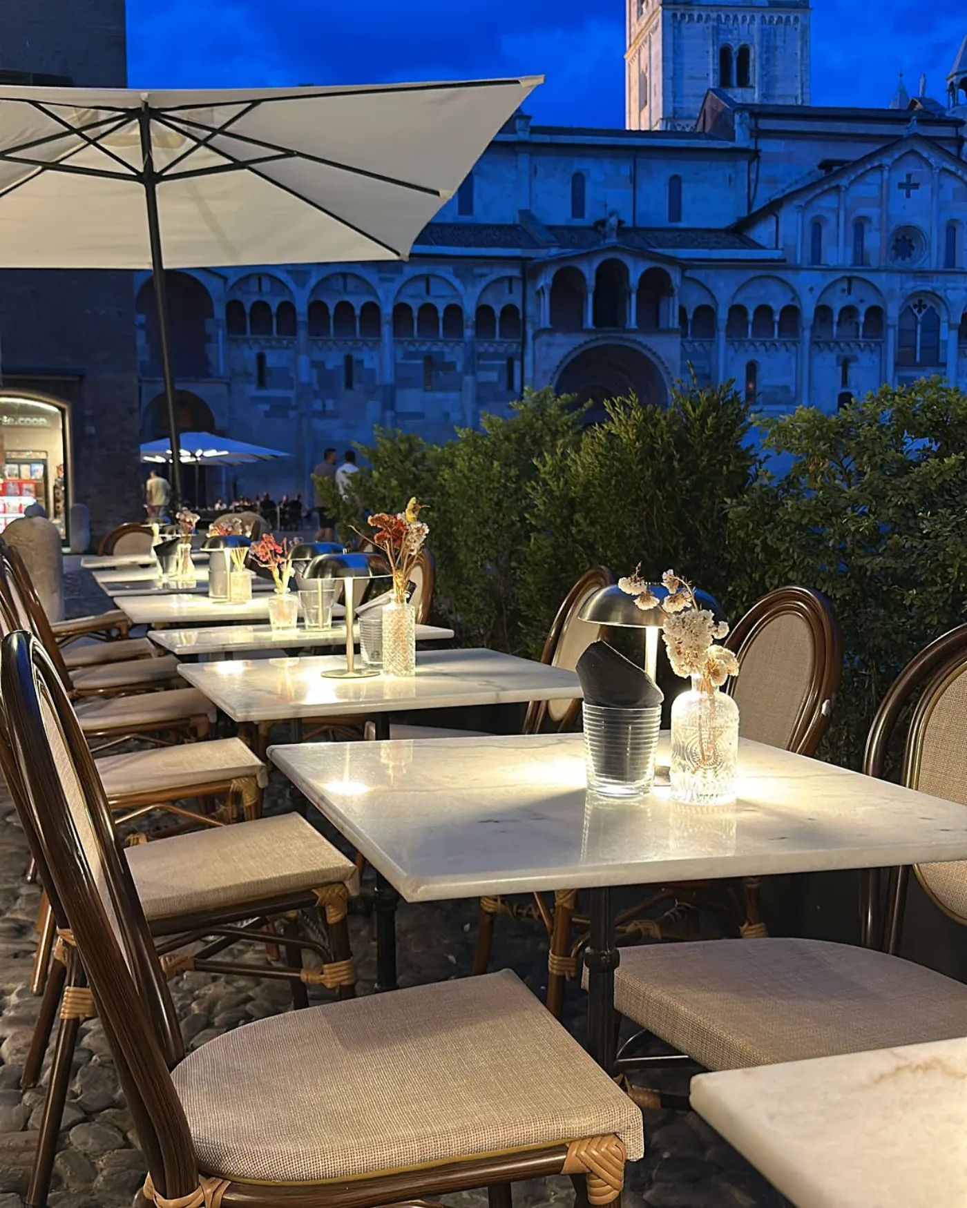 Dehors Balzac Bistrot con vista Duomo di Modena